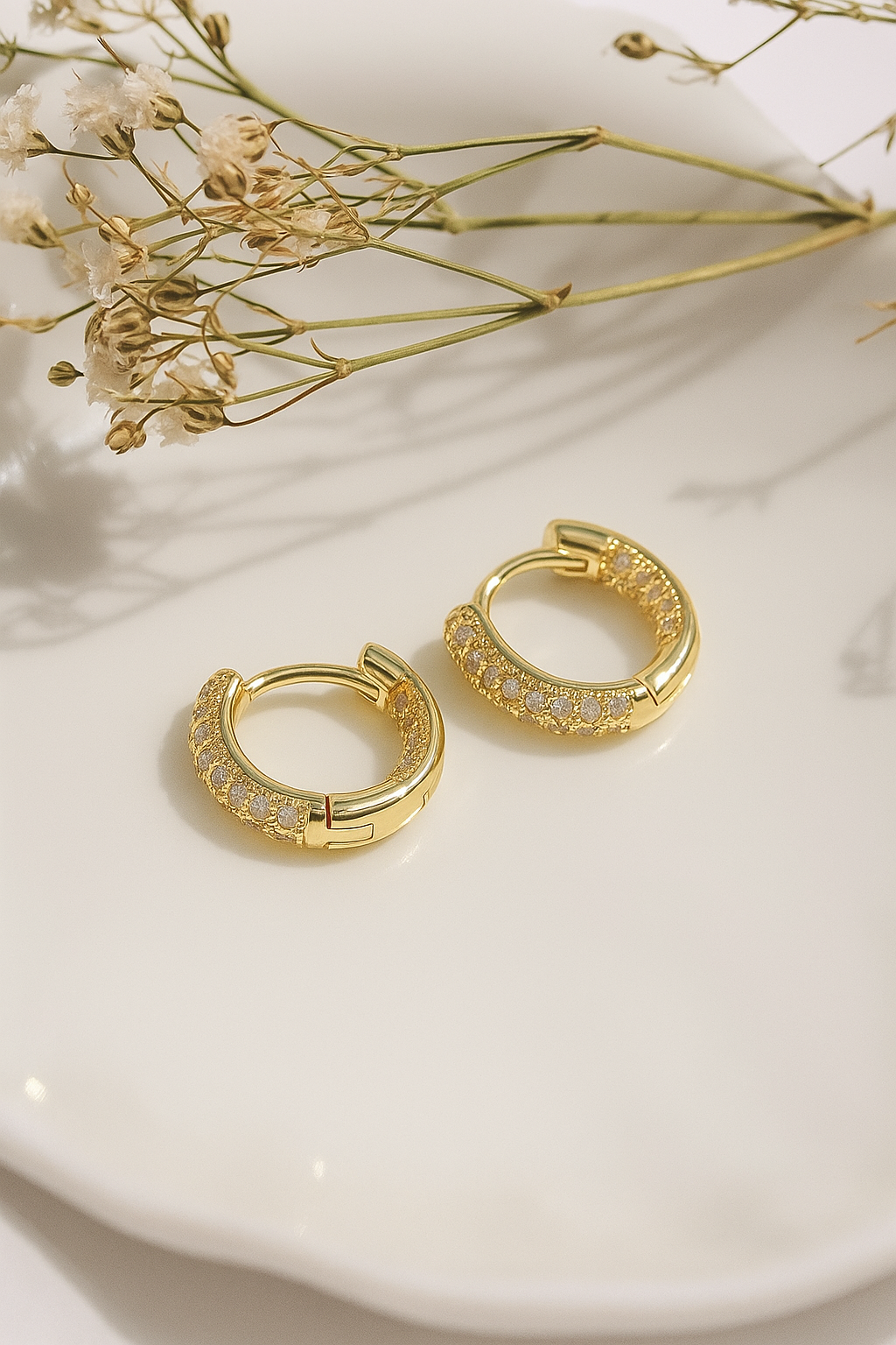 Örhängen 24 Karats Cubic Zirconia Hoops – Glittrande Elegans i Liten Förpackning