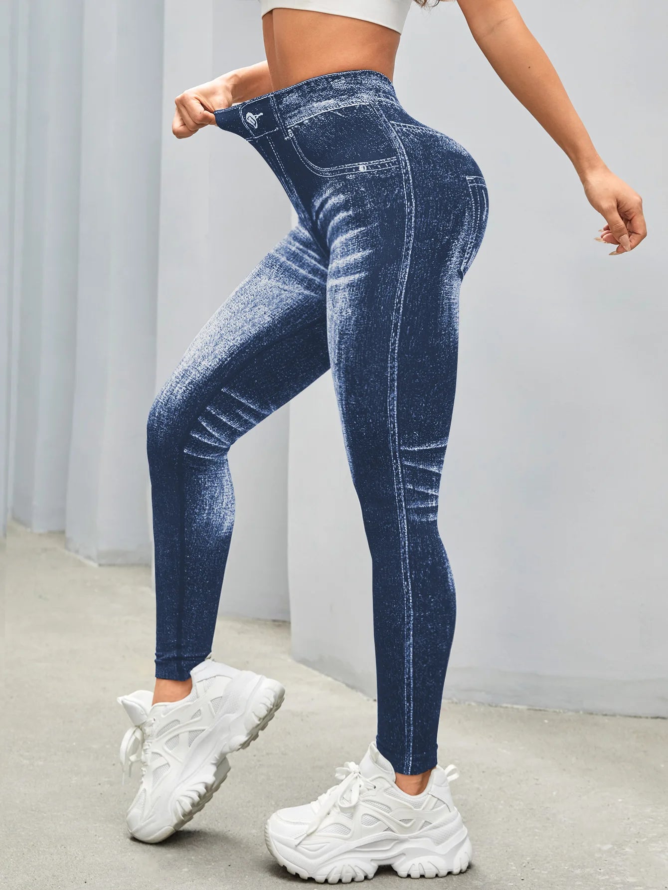 V-Back Booty Lift Leggings – Träningsbyxor med Jeanslook & Skulpterande Effekt