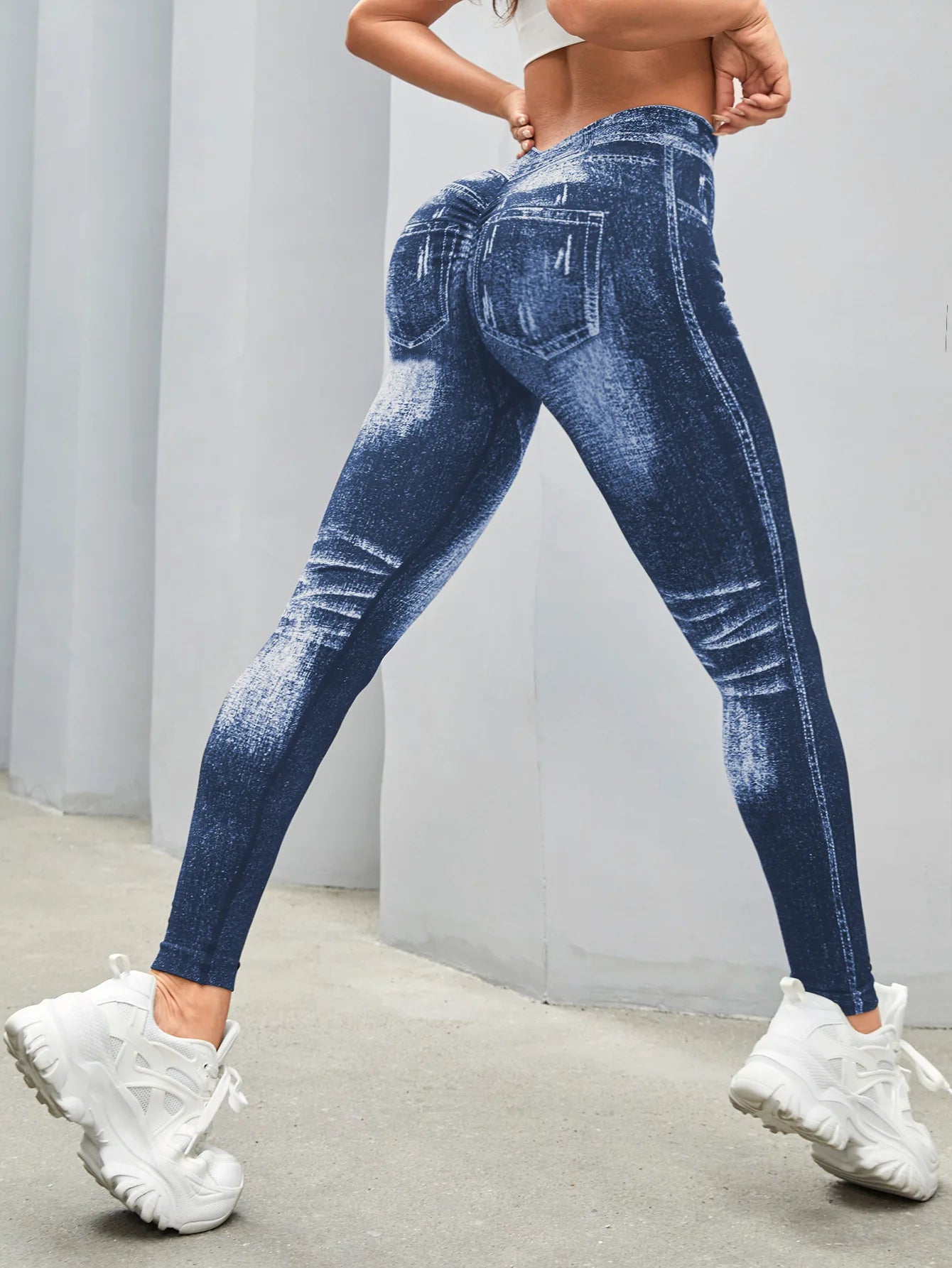 V-Back Booty Lift Leggings – Träningsbyxor med Jeanslook & Skulpterande Effekt