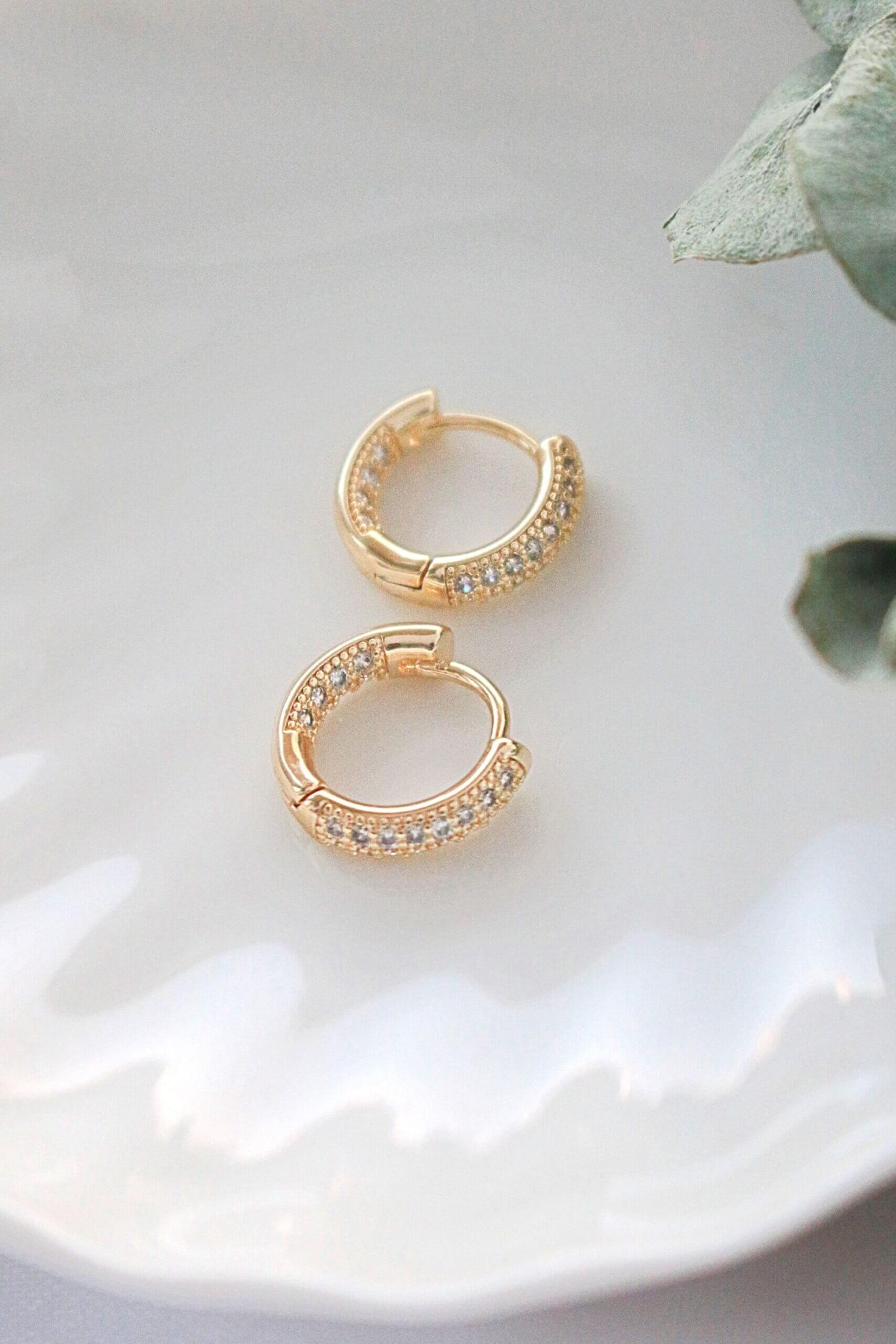Örhängen 24 Karats Cubic Zirconia Hoops – Glittrande Elegans i Liten Förpackning