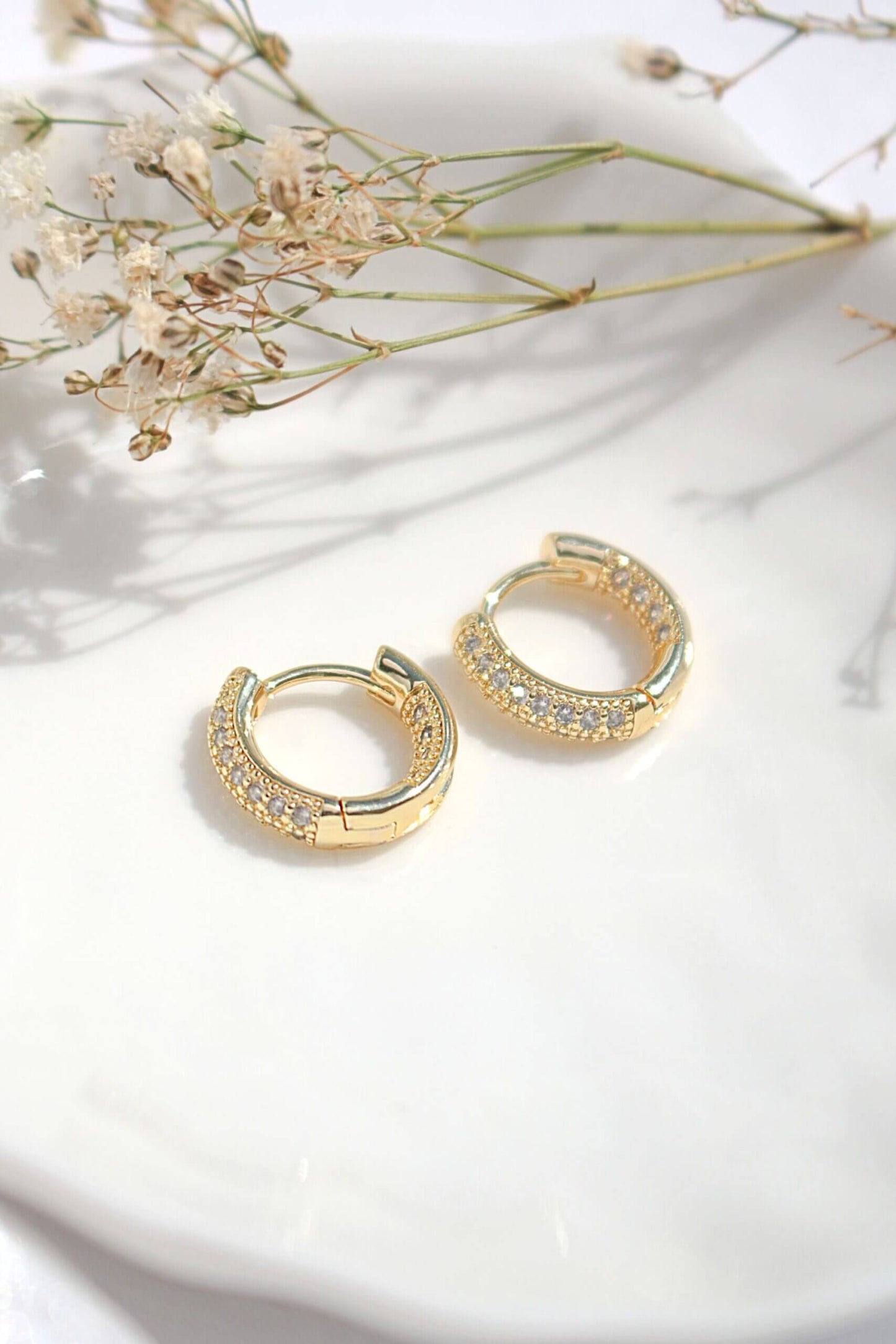 Örhängen 24 Karats Cubic Zirconia Hoops – Glittrande Elegans i Liten Förpackning