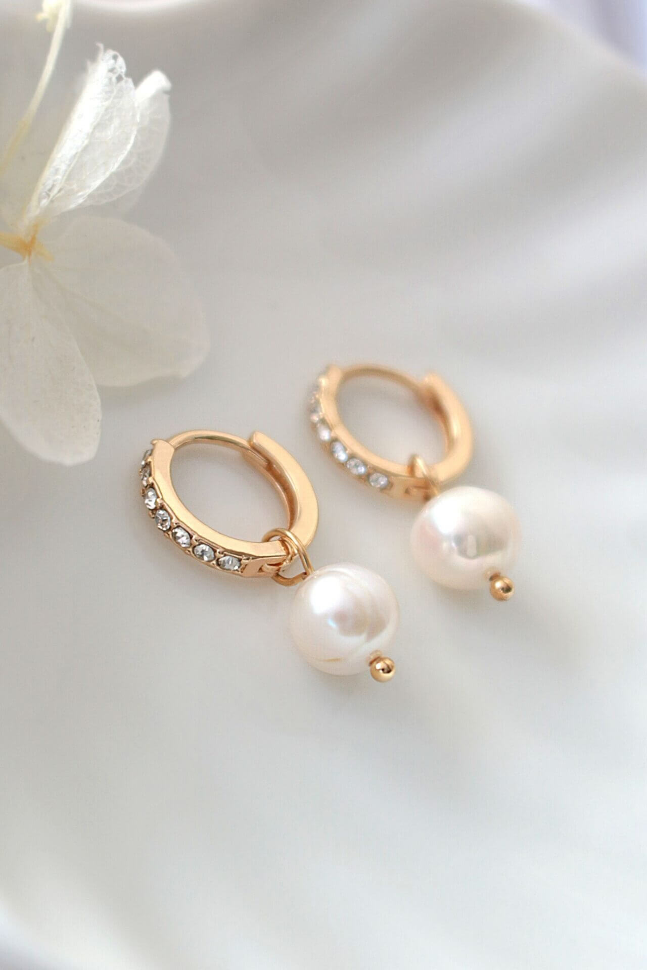 Örhängen- 24 Karats Baroque Freshwater Pearl Hoops – Naturlig Elegans