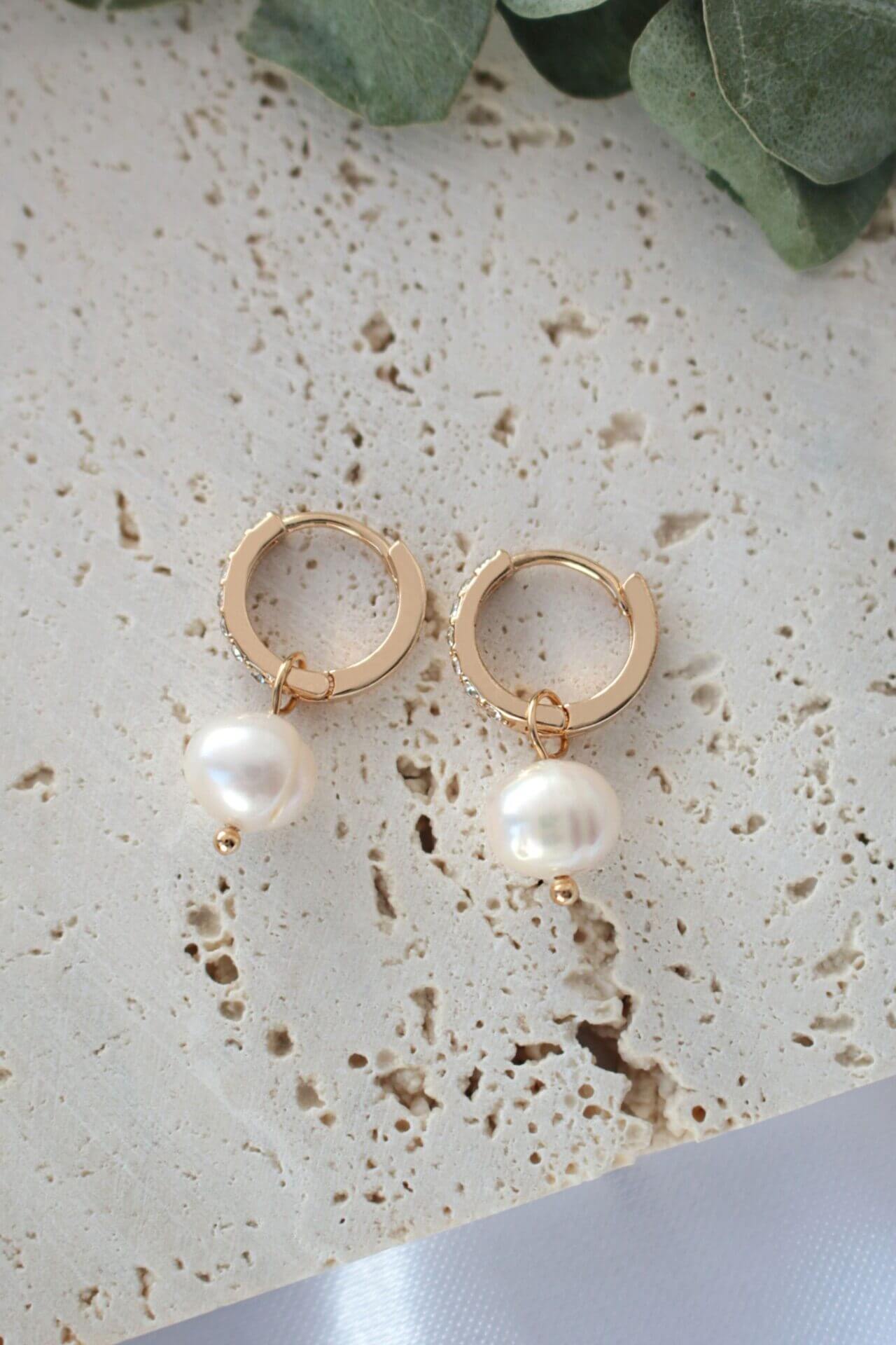 Örhängen- 24 Karats Baroque Freshwater Pearl Hoops – Naturlig Elegans