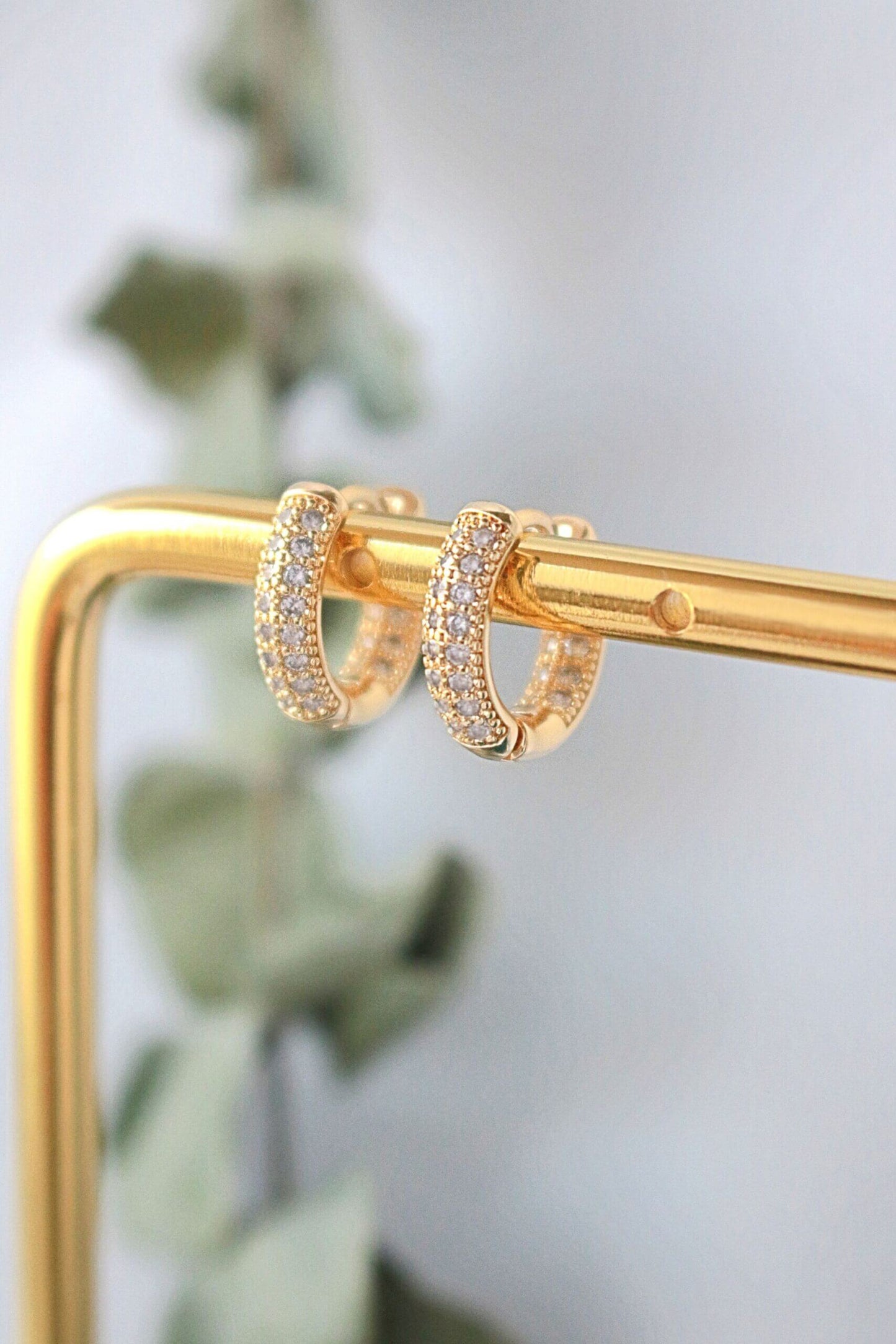 Örhängen 24 Karats Cubic Zirconia Hoops – Glittrande Elegans i Liten Förpackning