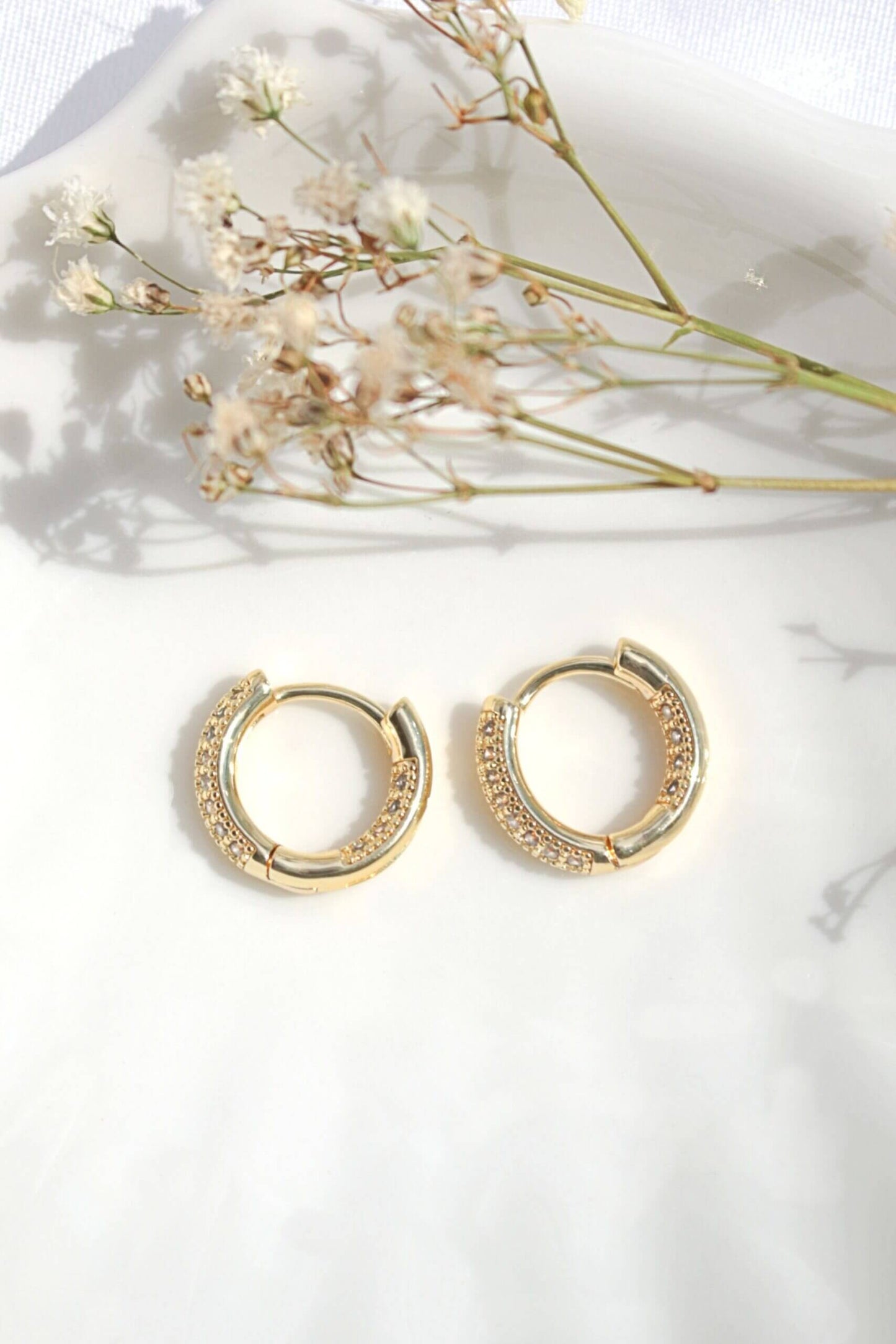 Örhängen 24 Karats Cubic Zirconia Hoops – Glittrande Elegans i Liten Förpackning