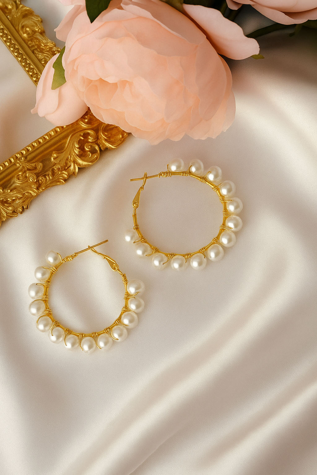 Örhängen-18 Karats Gold Hand Wired Pearl Hoops – Tidlös Elegans med Handgjord Detalj