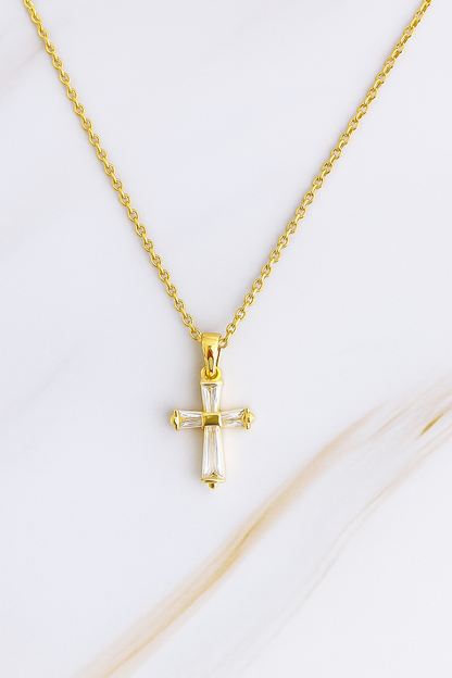 Halsband_My Dear Crystal Cross  – Subtil Elegans med Glittrande Symbolik