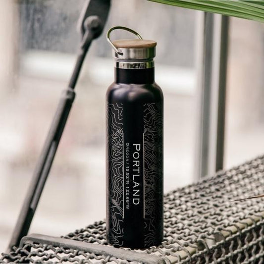Portland – Isolerad Vattenflaska med Bambu-lock & Graverad Karta (20oz)